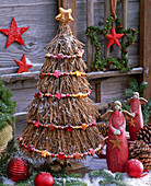 Stilisierter Weihnachtsbaum aus trockenen Zweigen mit Kette