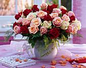 Strauß aus Rosa (Rosen), Asparagus (Zierspargel), Blütenblätter, Buch