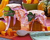 Marmelade aus Cucurbita (Kürbissen) mit Blättern von Hedera (Efeu)