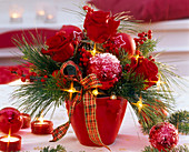 Weihnachtsstrauß mit Rosa (roten Rosen), Christbaumkugeln