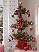 Stilisierter Weihnachtsbaum aus Holzstab und Draht