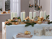 Adventskranz mit 8 Kerzen auf goldenem Untersetzer, Christbaumkugeln