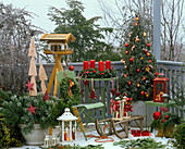 Weihnachtsbalkon : Picea 'Conica' (Zuckerhutfichte) geschmückt