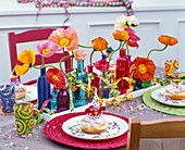 Carnival table decoration with papaver, streamers, confetti