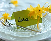 Place card for Lisa with daffodil flowers on glass plate