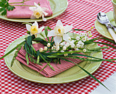 Napkin decoration with a small wreath from Aquilegia, Convallaria