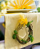 Gelbe Tischdekoration mit fächerförmig gefalteten Servietten