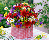 Strauß aus Lilium (Lilien), Alchemilla (Frauenmantel), Leucanthemum