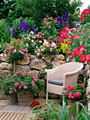 Terrasse mit Rosen, Natursteinmauer, Holzfliesen