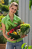 Frau mit frisch gekauftem Bio - Gemüse im Korb