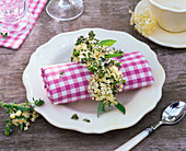 Napkin ring of Sambucus (elderberry), Thymus (thyme) and Salvia