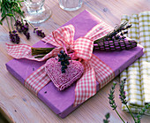 Geschenkverpackung mit kleinem Strauß aus getrocknetem Lavandula (Lavendel)