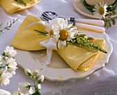 Table decoration with daisies and grasses