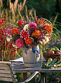 Herbststrauß mit Dahlia (Dahlien), Aster (Herbstastern), Miscanthus