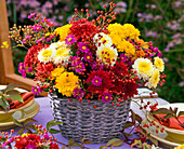 Tischdeko mit Herbstchrysanthemen