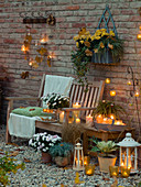 Abendliche Terrasse mit Windlichtern und Kerzen