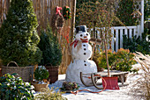 Winter - Terrasse mit Schneemann und Schlitten
