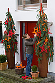 Rote Haustür weihnachtlich geschmückt