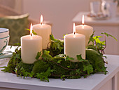 Moss Advent wreath with white candles (2/2)