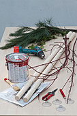 Adventskalender und Weihnachtsbaum mit roten Stangen (1/12)