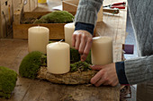 Moss Advent wreath with white candles (1/2)