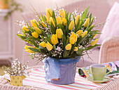 Tulipa (tulip), Cytisus (broom), Vaccinium (blueberry branches)