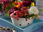 Colourful bouquet in cereal bowl: Ranunculus (ranunculus)