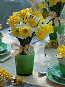 Weiß-gelbe Tischdeko mit Narzissen
