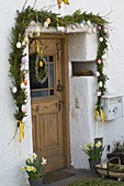 Decorate the entrance to the house