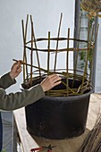 Homemade willow lining for plastic pots (4/8)