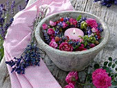 Kleiner Kranz aus Rosa (Rosen), Lavandula (Lavendel), Ribes