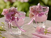 Kleine Gläser mit Hydrangea (Hortensienblüten), Schleifenband