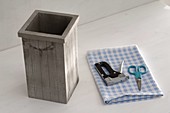 Covering a wooden bucket with blue and white checked foil (1/3)