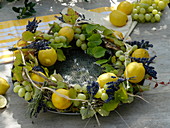 Kranz aus Vitis vinifera (Weintrauben), Citrus limon (Zitronen)