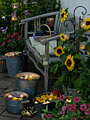 Abend -Terrasse mit Sommerblumen und Kerzenlicht