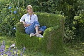 Grass sofa made of welded mesh and hare wire