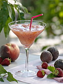 Smoothie aus Pfirsich (Prunus persica), Erdbeeren (Fragaria ananassa)
