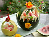 Melonen geschnitzt als Körbe für Obstsalat