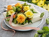 Gelber Spätsommerkranz aus Rosen und Hopfen