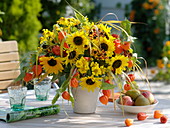 Spätsommerstrauß mit Sonnenblumen und Physalis