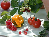 Stillleben mit Tomaten, Paprika und roten Johannisbeeren