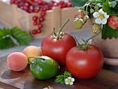Stillleben mit Tomaten, grüner Paprika und Aprikosen