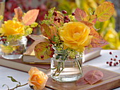 Kleiner Strauß aus Rosen und Blätter