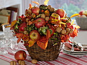Herbststrauß mit Äpfeln, Nüssen, Blättern und Hortensie