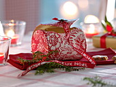Rot-weiße Geschenk-Schatulle aus Pappmaschee, Schleifenband als Verschluß