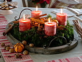 Adventskranz aus Abies (Tanne) mit roten Stumpen - Kerzen auf Holztablett