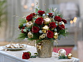 Weihnachtlicher Rosenstrauß aus dunkelroten Rosa (Edelrosen)