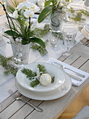 Weihnachtliche Orchideen - Tischdeko in weiß