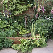 SMALL Water Feature IN SHADY CORNER with Old PUMP SURROUNDED by FERNS. CHELSEA 95. Designer: Roger PLATTS