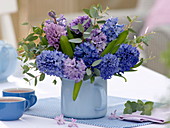 Strauß aus blauen und violetten Hyacinthus (Hyazinthen)